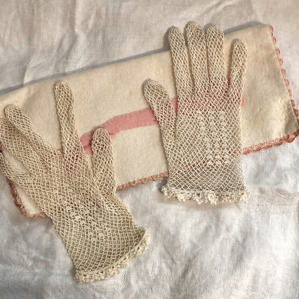 Vintage crochet gloves Cream colored never worn
